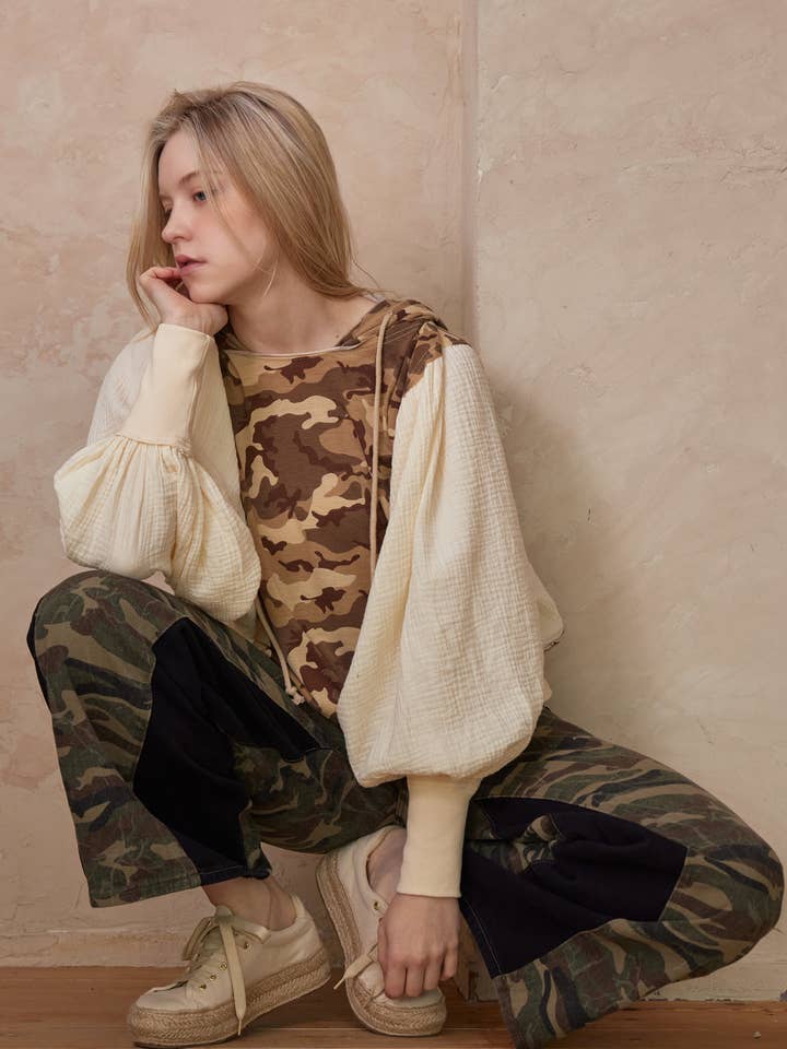 Camouflage brun Haut à capuche camouflage avec manches ballon en vente sur Faire1