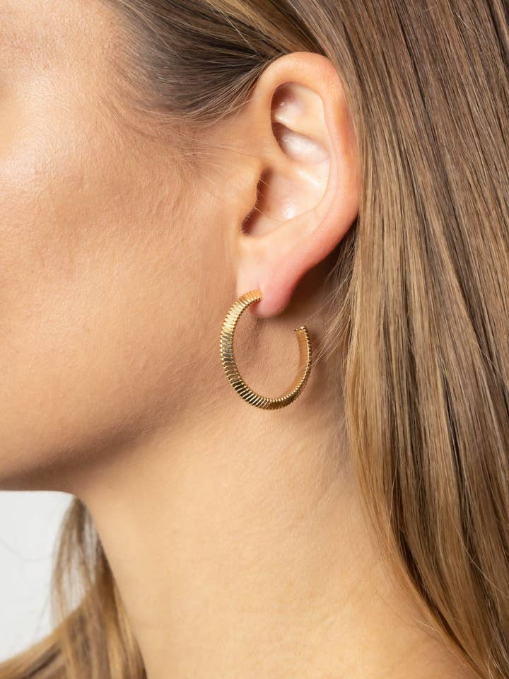 Boucles d'oreilles créoles texturées avec tige plaquée 14K pour la vente par MiMi Wholesale