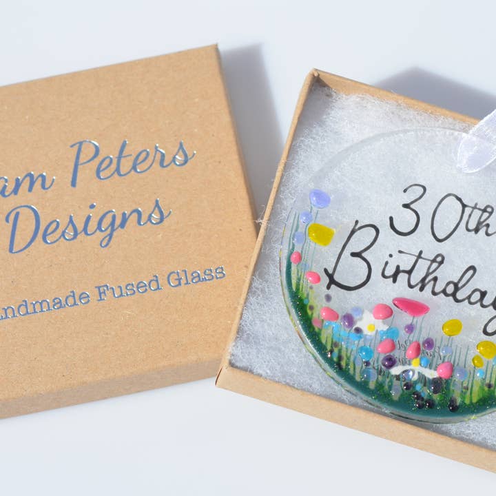 Decorazione da appendere in vetro fuso fatta a mano, con scritta «30th Birthday» per la vendita all'ingrosso da parte di Pam Peters Designs
