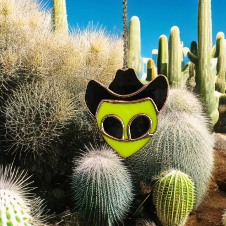 Décoration suspendue de cowboy extraterrestre en vitrail pour la vente par Inspiration By CDA