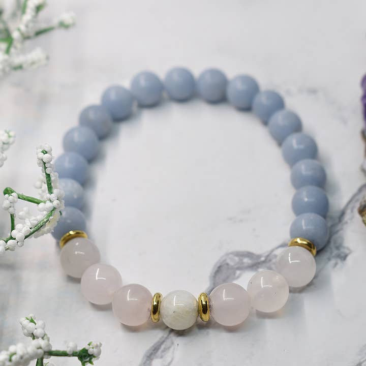 Bracelet avec angélite, quartz rose et pierre de lune, fabriqué à la main au Québec pour la vente par JorieJewelry