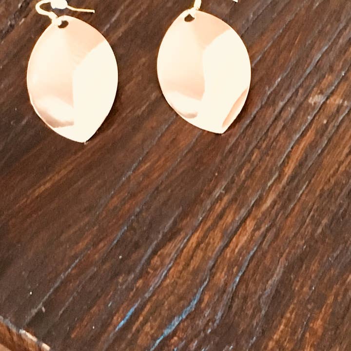 Orecchini in oro rosa. per la vendita all'ingrosso da parte di JAG/ged Edge Jewelry