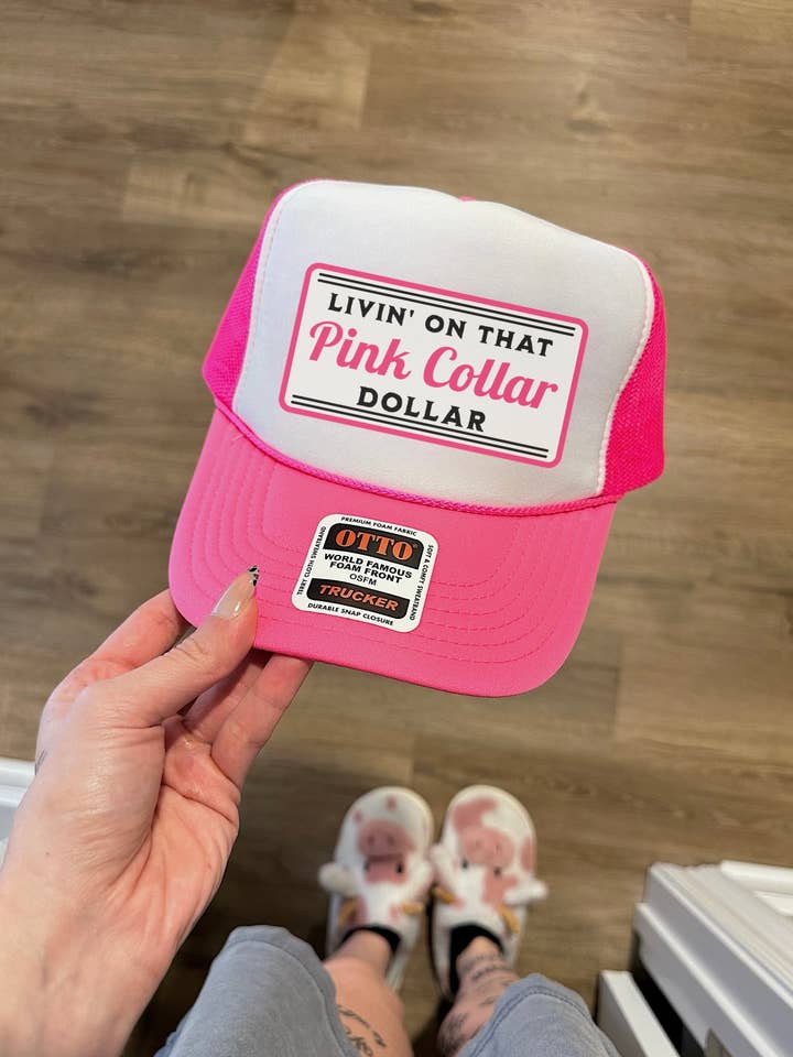 Rosa Krage Dollar Truckerkeps (Flera Färgval) för wholesale av Gunpowder and Glam Boutique