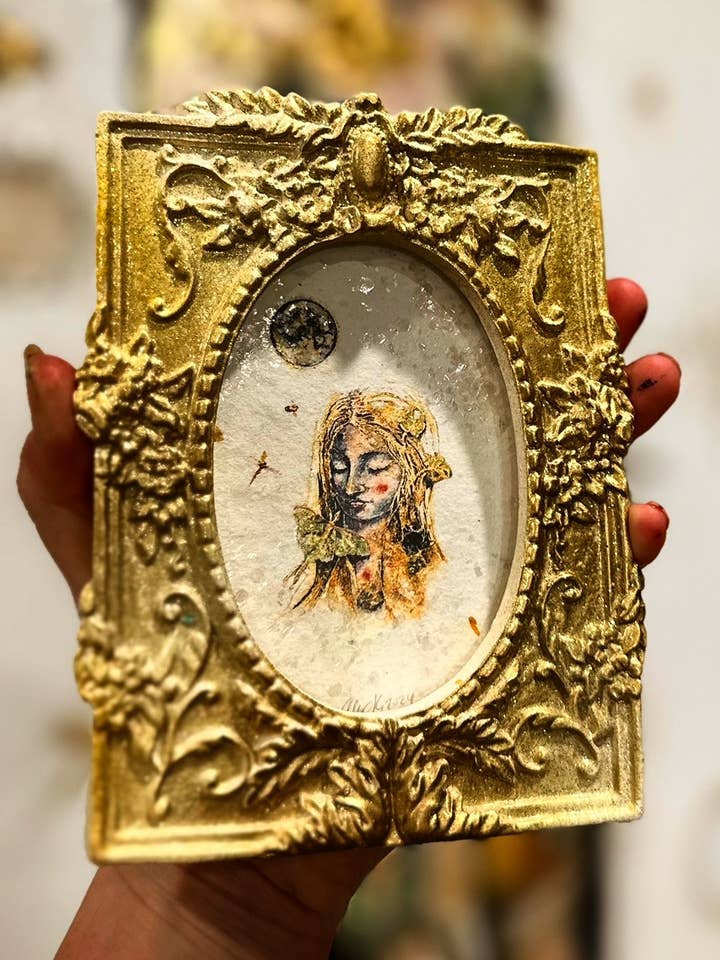 Luna Lady Print im Rahmen aus Kunstharz//handgeschöpftes Papier für den Großhandel von Alexa K