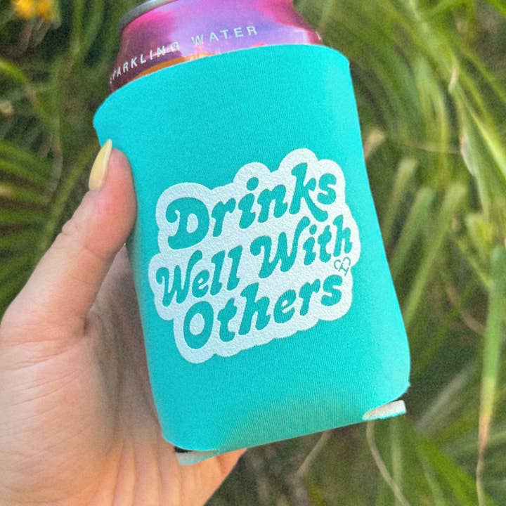 Drinkt goed met anderen Koozie voor wholesale door The Cold Hearted Collective