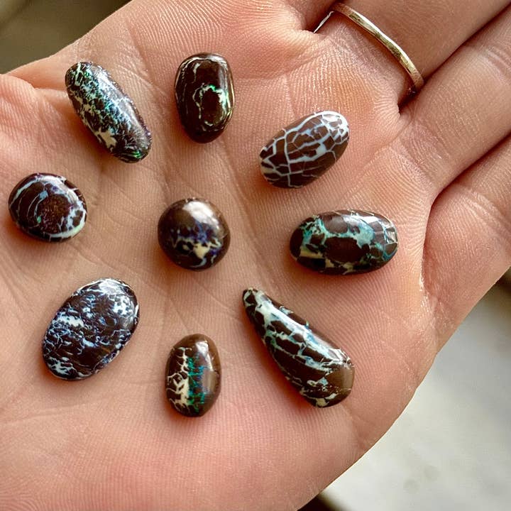 Mandala Gems – Großhandel Spiritueller Stein/Kristall – Seltene Boulder-Opale mit Drachenmuster, Boulder-Opal-Cabochons1