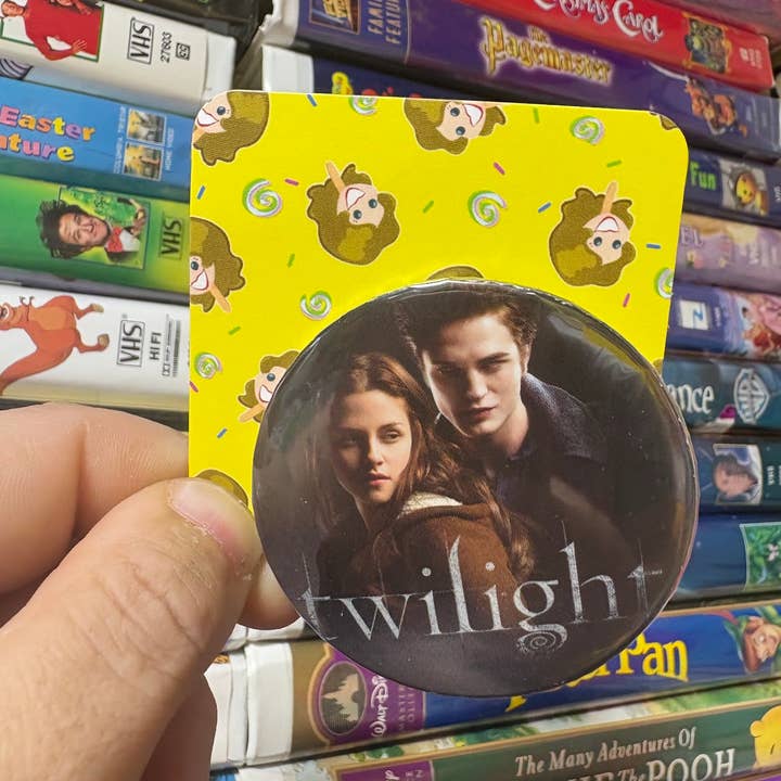 NO RHYME OR REASON ART - Wholesale Lapel Pin/Button - Twilight Button - Bella and Edward - Upcycled, 20092