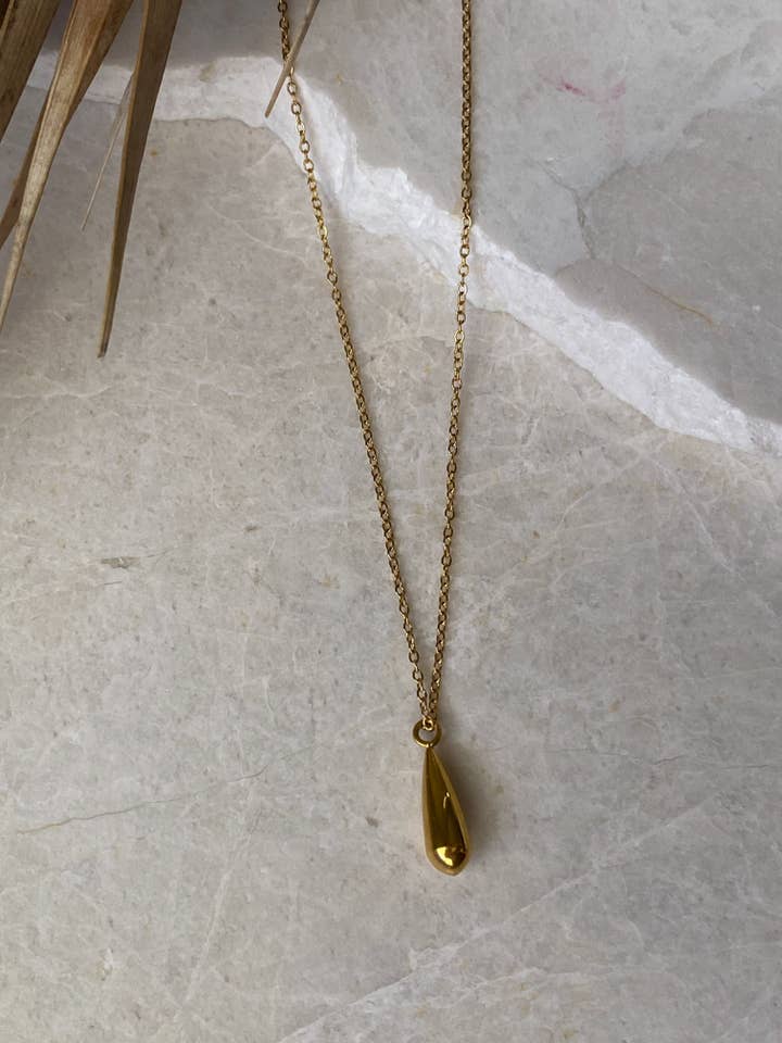 Mila Teardrop vedhæng halskæde for engroshandel hos Sweet Grove Collective