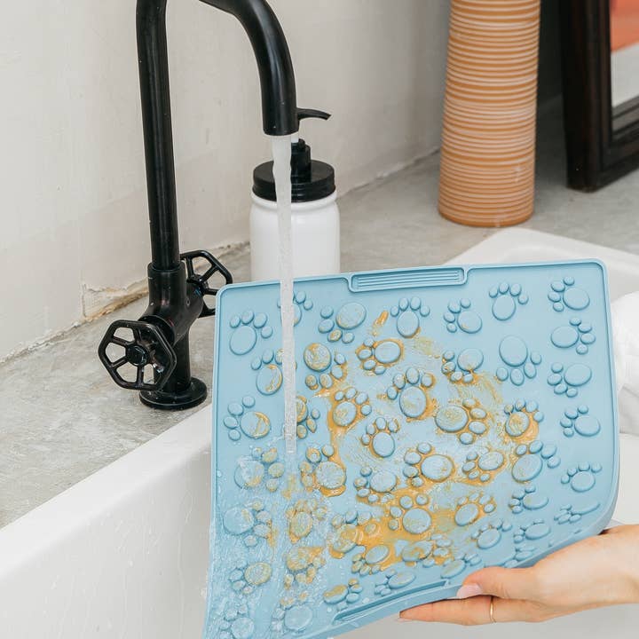 dexypaws - Vente Tapis de gamelle – chien - Tapis à lécher bleu avec grandes empreintes de pattes1
