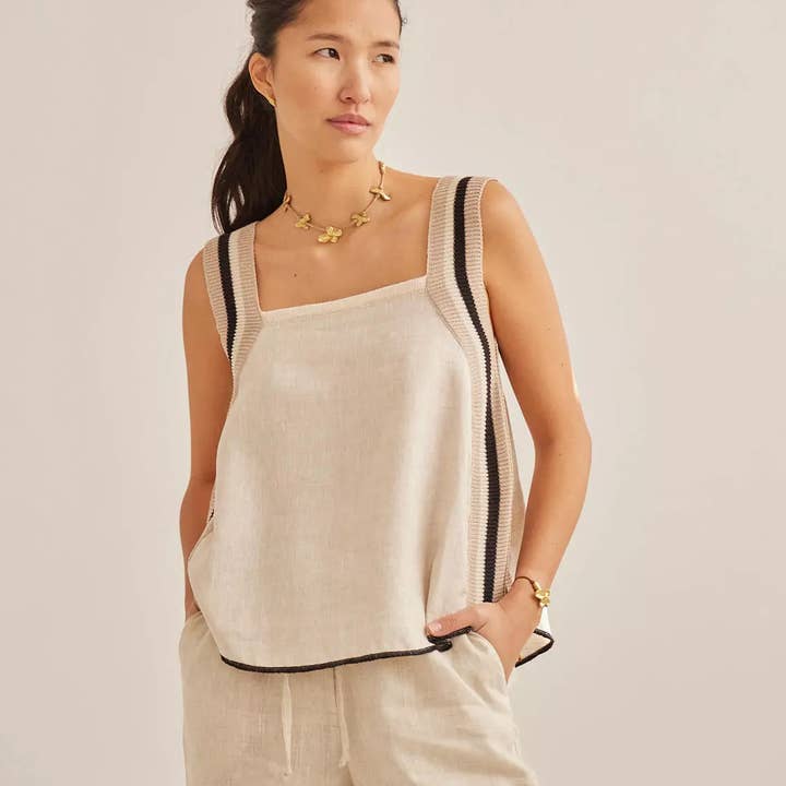 Le haut Mizu est un superbe top qui mélange le lin et le coton tricoté pour la vente par Margara Shaw