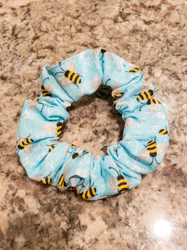 Chouchous Bumblebee Shimmer pour la vente par Art By Vivian Rodarte