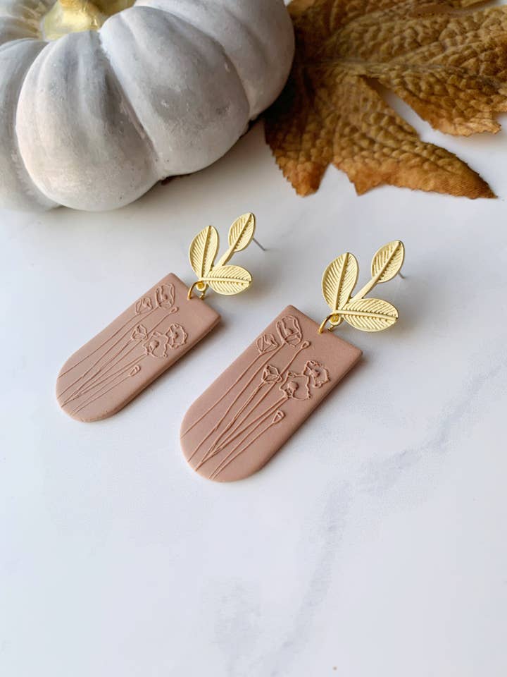 Boucle d'oreille Sierra en rose poussiéreux pour la vente par Clay By Denae