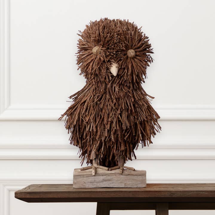 Marrone Scultura in legno di Alfred, realizzata a mano, con gufo in piedi, marrone in vendita all'ingrosso su Faire