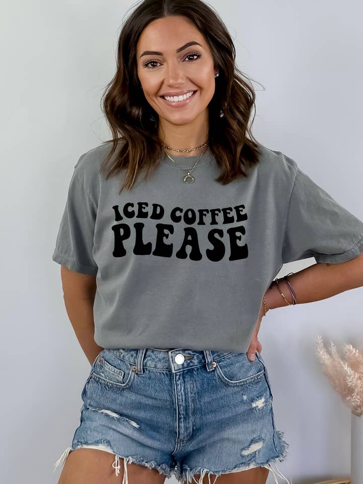 Desert Raine – Engroshandel T-shirt med print - Dame – Iced Coffee Please T-shirt - Kaffeelsker - Grafisk T-shirt