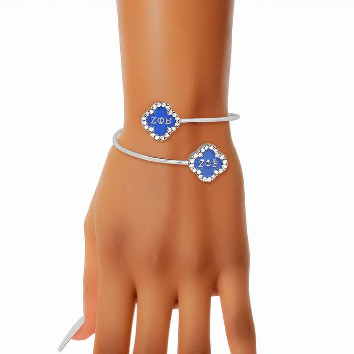 ZPB Sorority Rhinestone blå kløver åben armbånd for engroshandel hos PinktownUSA