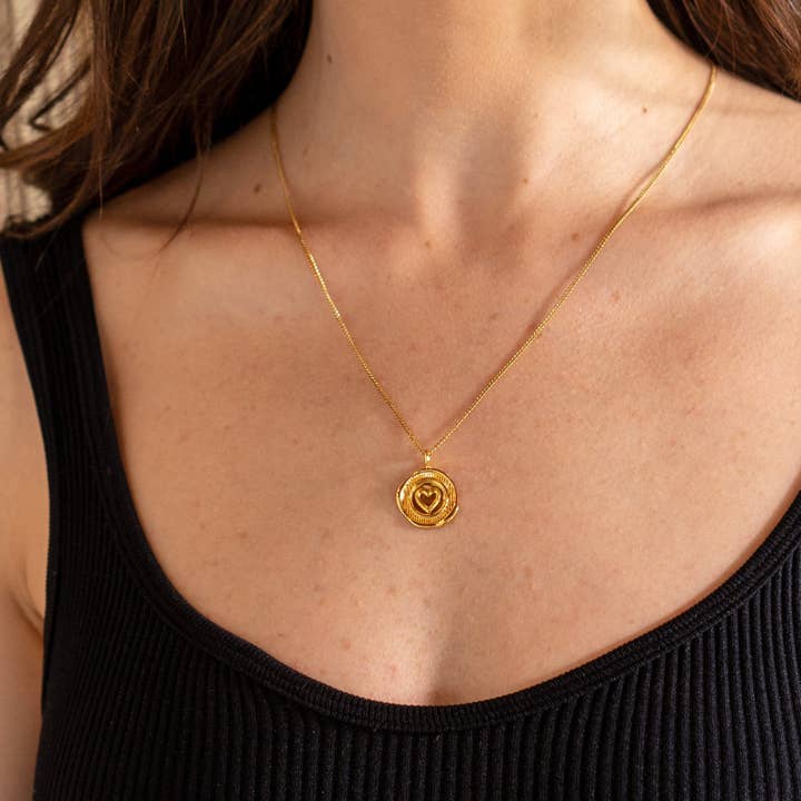 Brenda Grands Jewelry - Vendita all'ingrosso Collana con ciondolo/pendaglio - Medaglione Sigillato con Amore in Oro 24K1