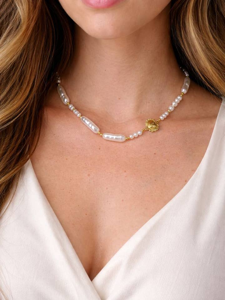 Collar de Perla de Agua Dulce y Sagrado Corazón for wholesale by Wild & Free