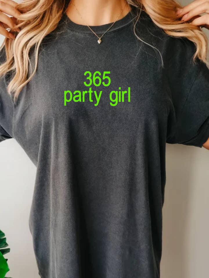 T-shirt brodé 365 Party Girl pour la vente par Pop Cultur'd Co.