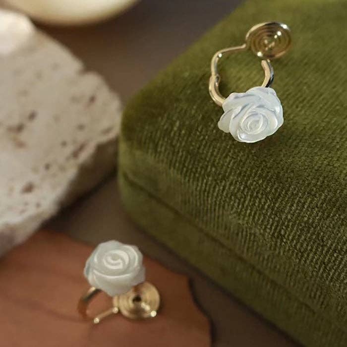 LanLivia - Wholesale Manchet-/omslagoorbellen - Vivid oorklem met roos van parelmoer - één paar3