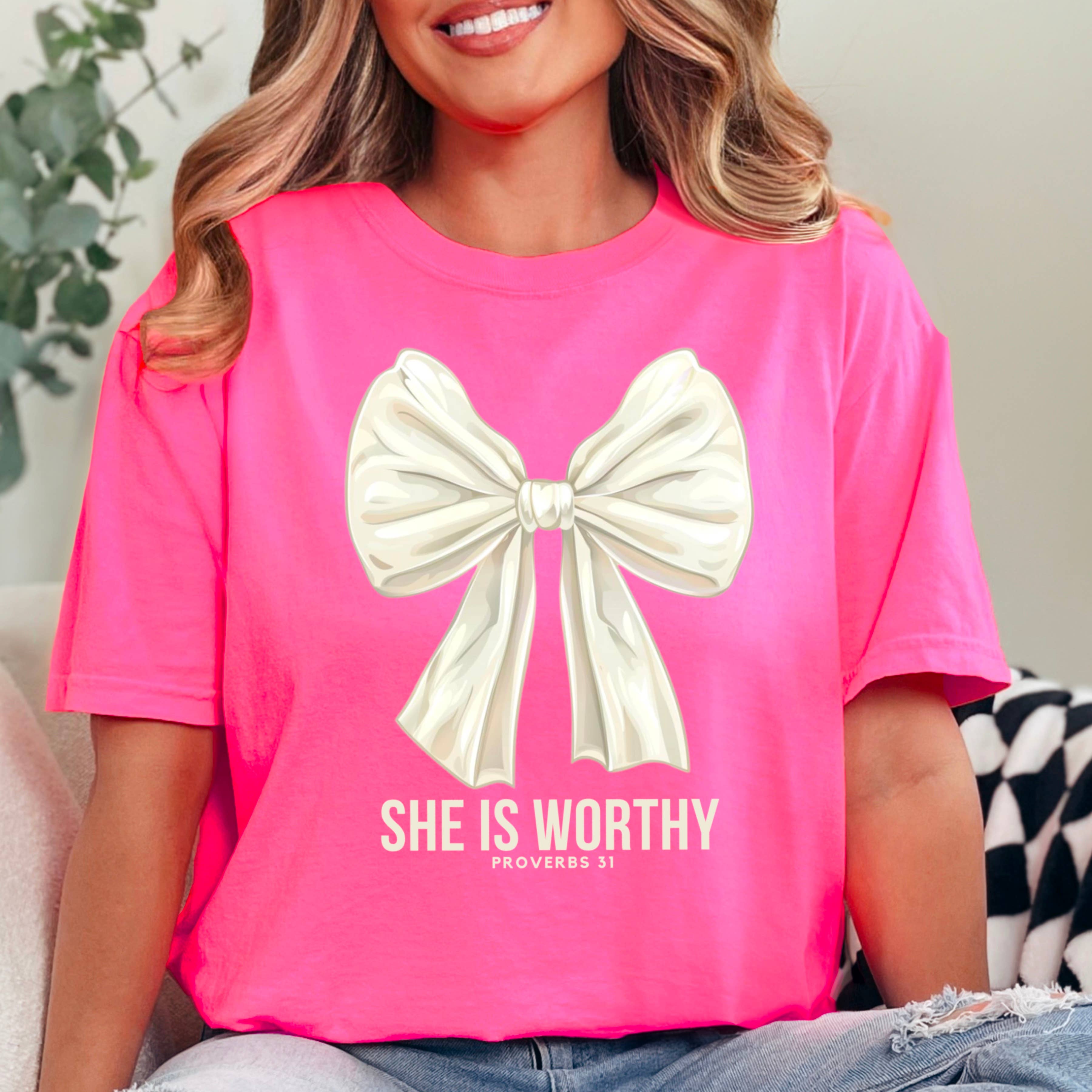 Shoppe SHC - Venta al por mayor Camiseta estampada - Mujer - Camiseta estampada She Is Worthy | Christian Apparel | Comfort Color4