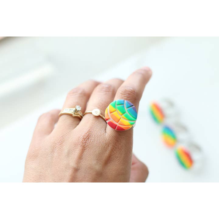 Rainbow Concha ringar, Statement Rainbow Pride-ringar för wholesale av Skye Eclisse Jewelry