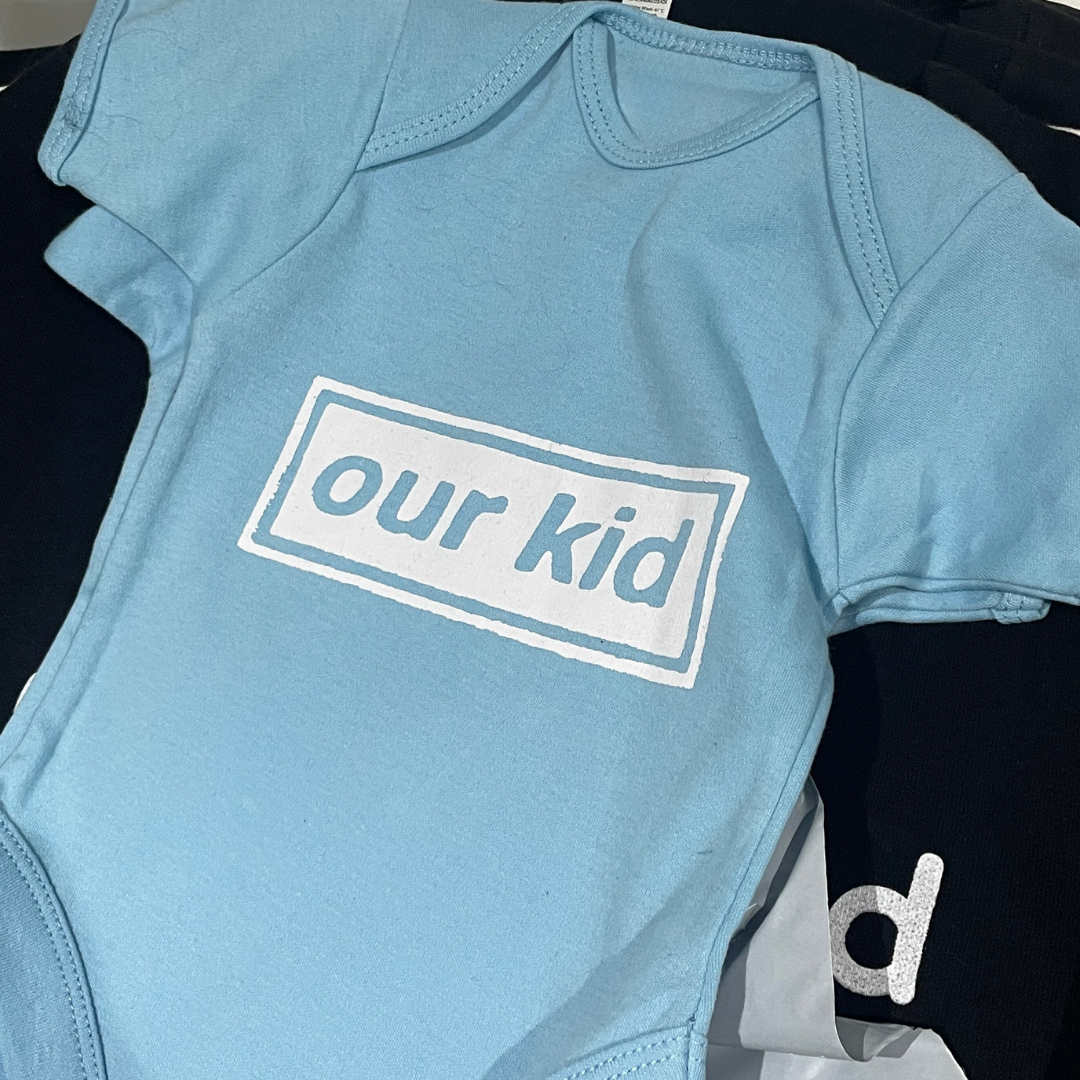 ZZZEBRAAA LIMITED – Engroshandel Bodysuit - Baby – Our Kid Baby Grow - Håndtrykt - Sjovt Manchester-inspireret5