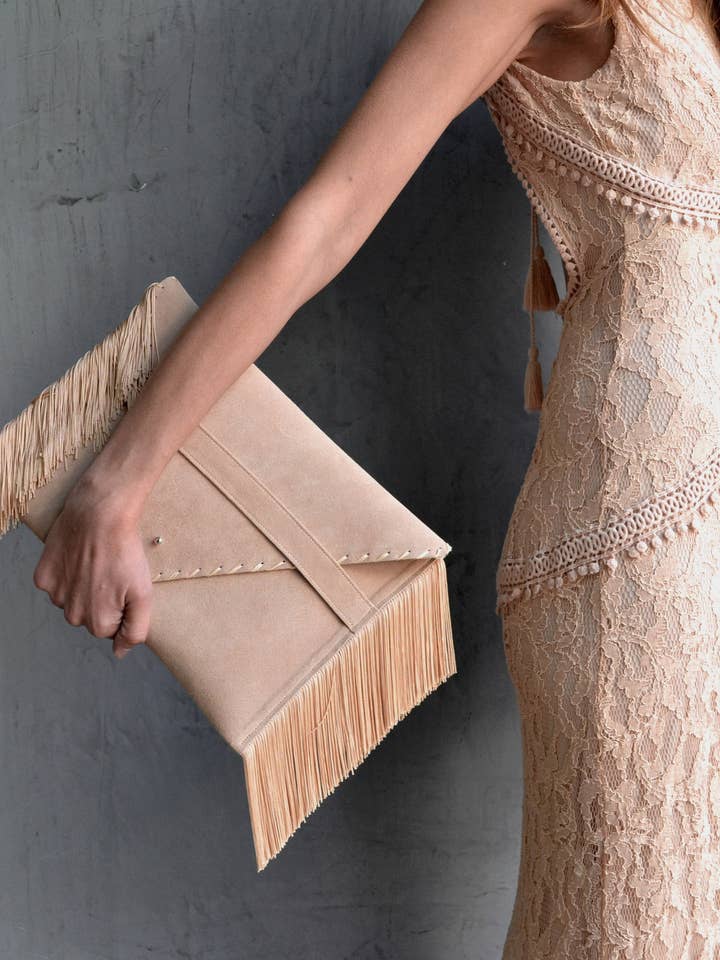 Medusa clutch i beige med silkefransar för wholesale av ANA KOUTSI