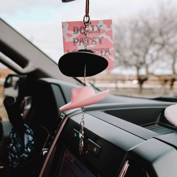 The Front Porch Label - Vendita all'ingrosso Ciondolo decorativo per auto - Donna - Ciondolo per specchietto retrovisore a forma di cappello da cowboy nero e rosa4