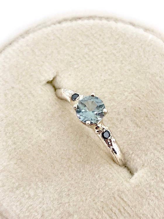 Anel de Noivado com Safira Australiana e Diamante Negro por atacado de Peaces of Indigo