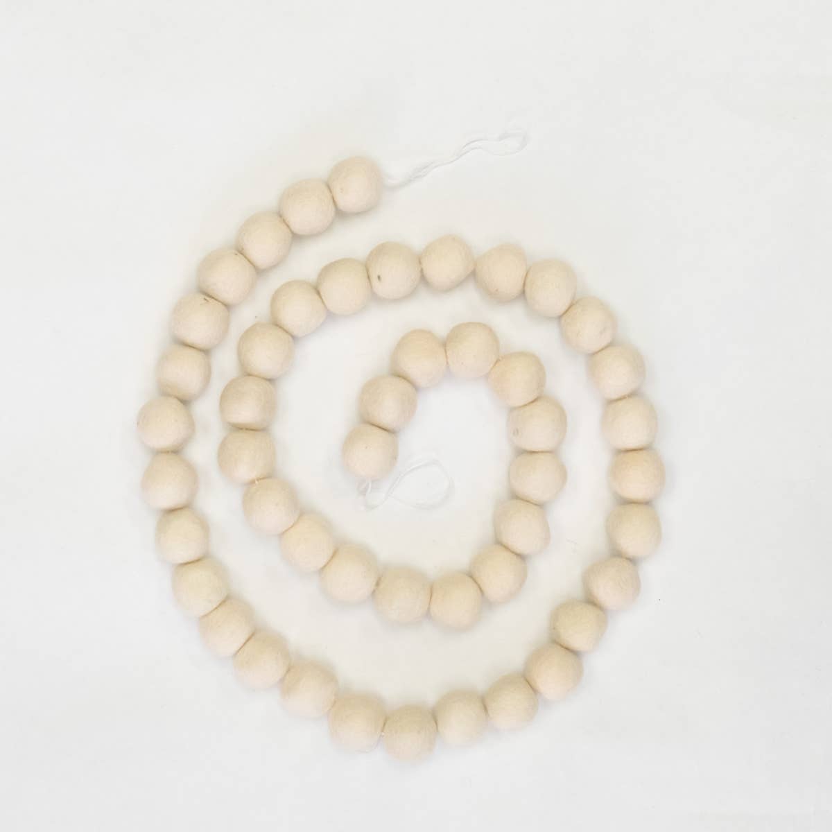 The Winding Road – Großhandel Wimpel/Girlande – Girlande aus weißen Filzkugeln2