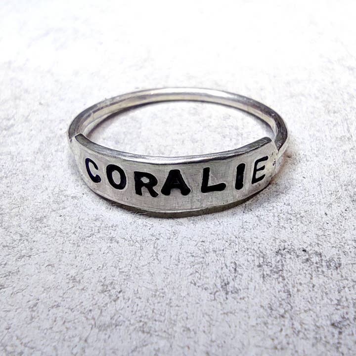 Bague prénom délicate empilable, personnalisée pour la vente par SteamyLab