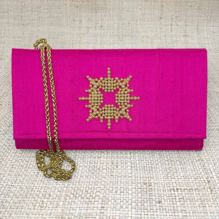 Pochette bandoulière Hot Cindy avec étoile du Nord en perles pour la vente par Garland Bags