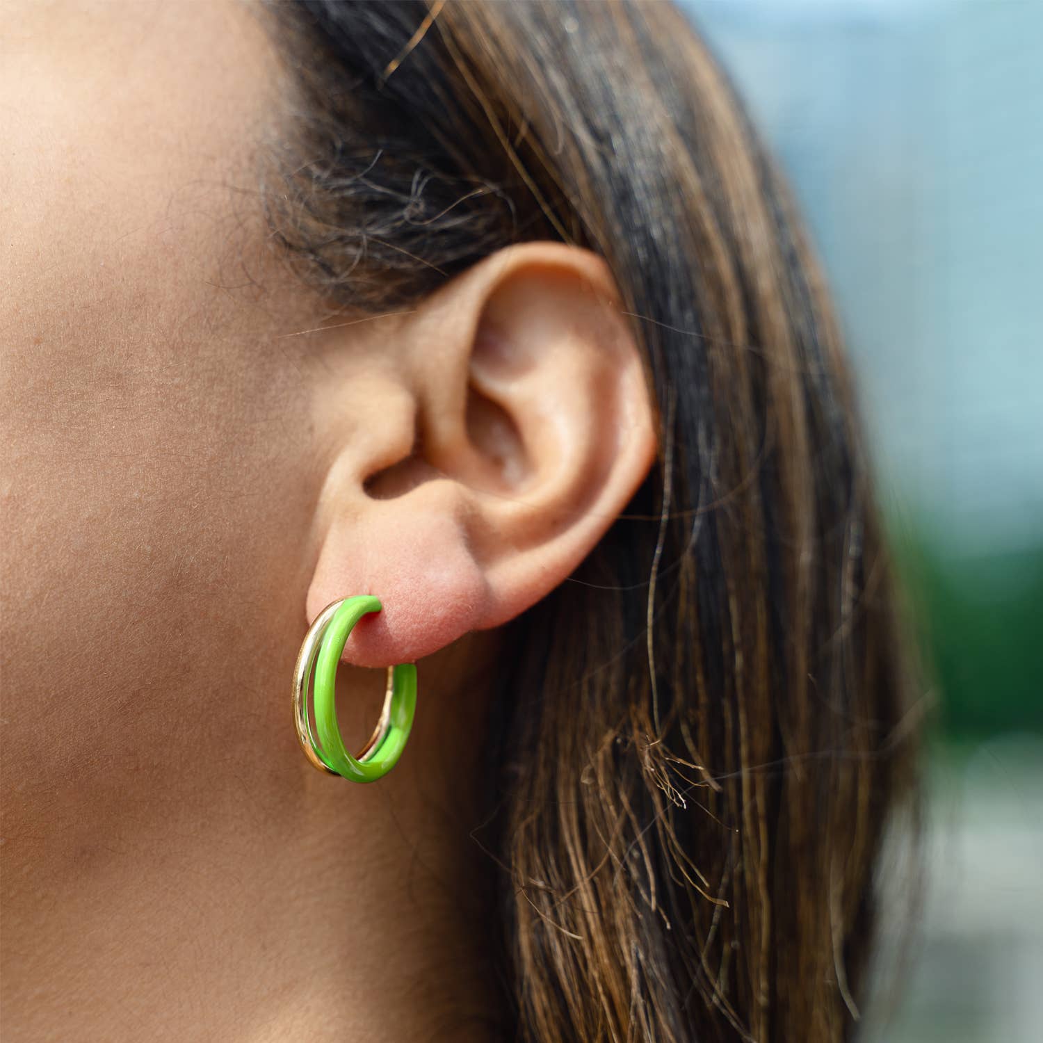 Gold & Honey - Vendita all'ingrosso Orecchini a cerchio - Cerchi doppi da 2,5 cm con smalto verde fluo2