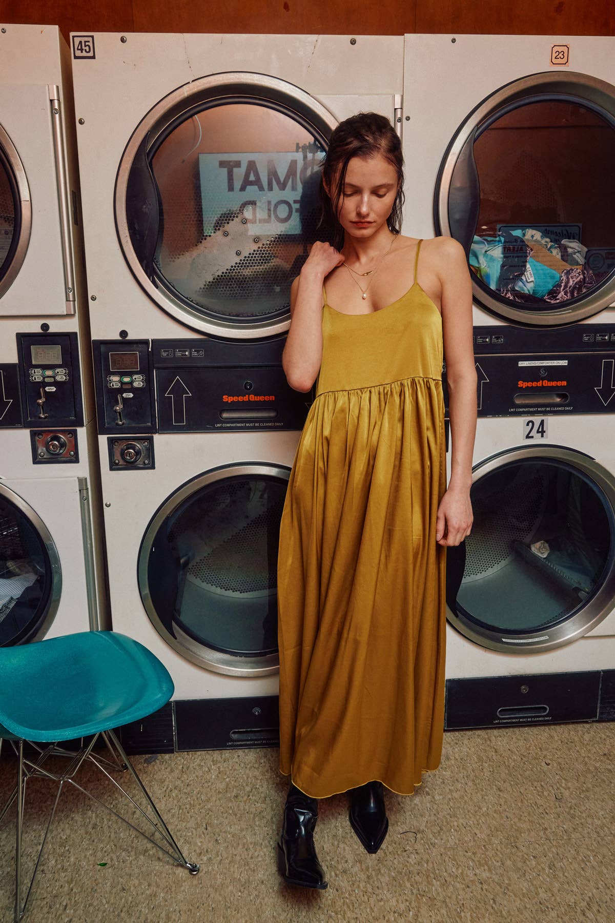 Lara Daisy - Vendita all'ingrosso Vestito - Donna - Abito midi in satin con spalline e fiocco sul retro19