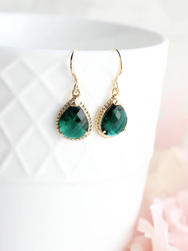 Boucles d'oreilles en verre vert émeraude | Monture en corde | Or ou argent pour la vente par A Pocket of Posies