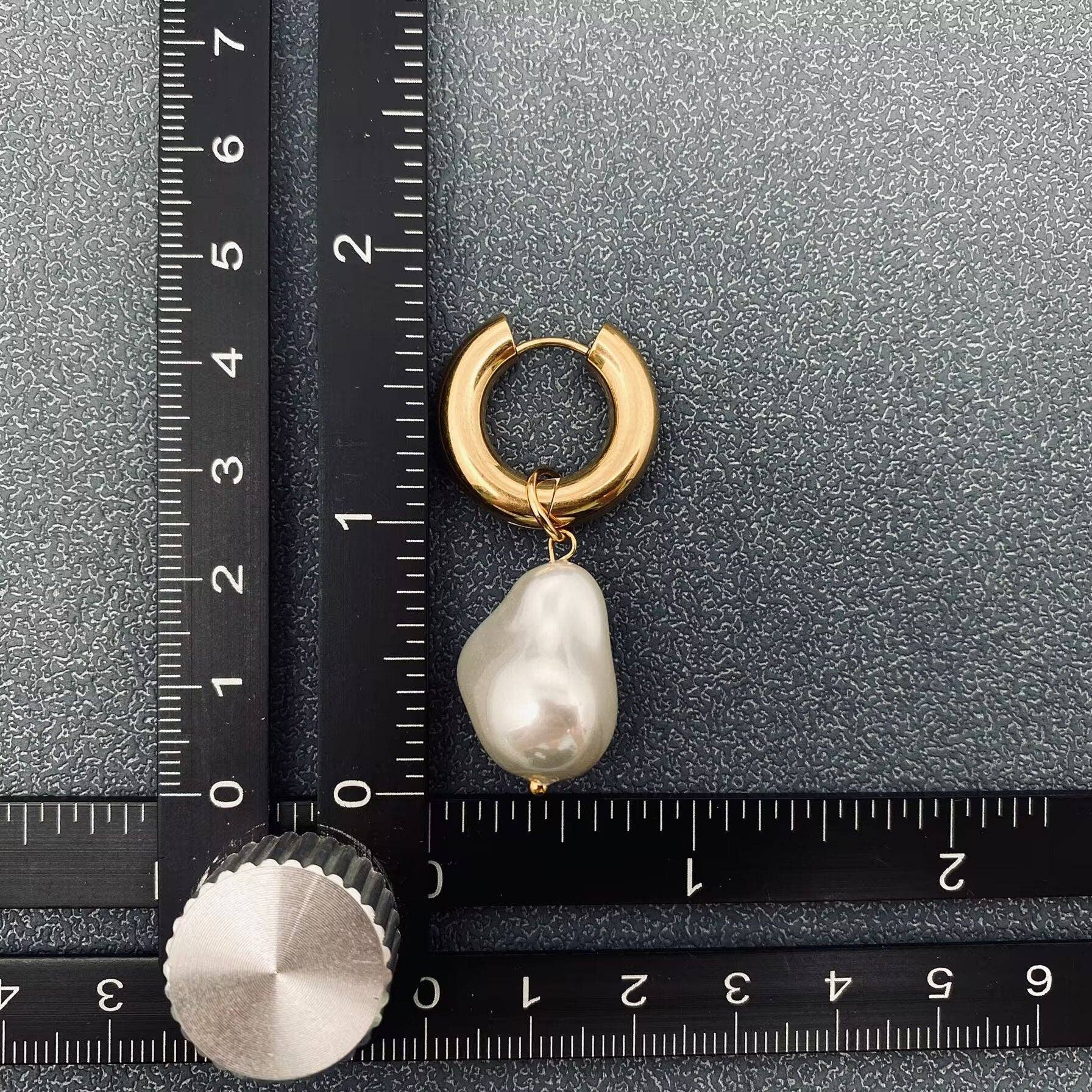 Mio Queena - Venta al por mayor Pendientes de aro pequeños - Pendientes tipo huggie con colgante de perla y acero inoxidable chapado en oro 18K FGS2