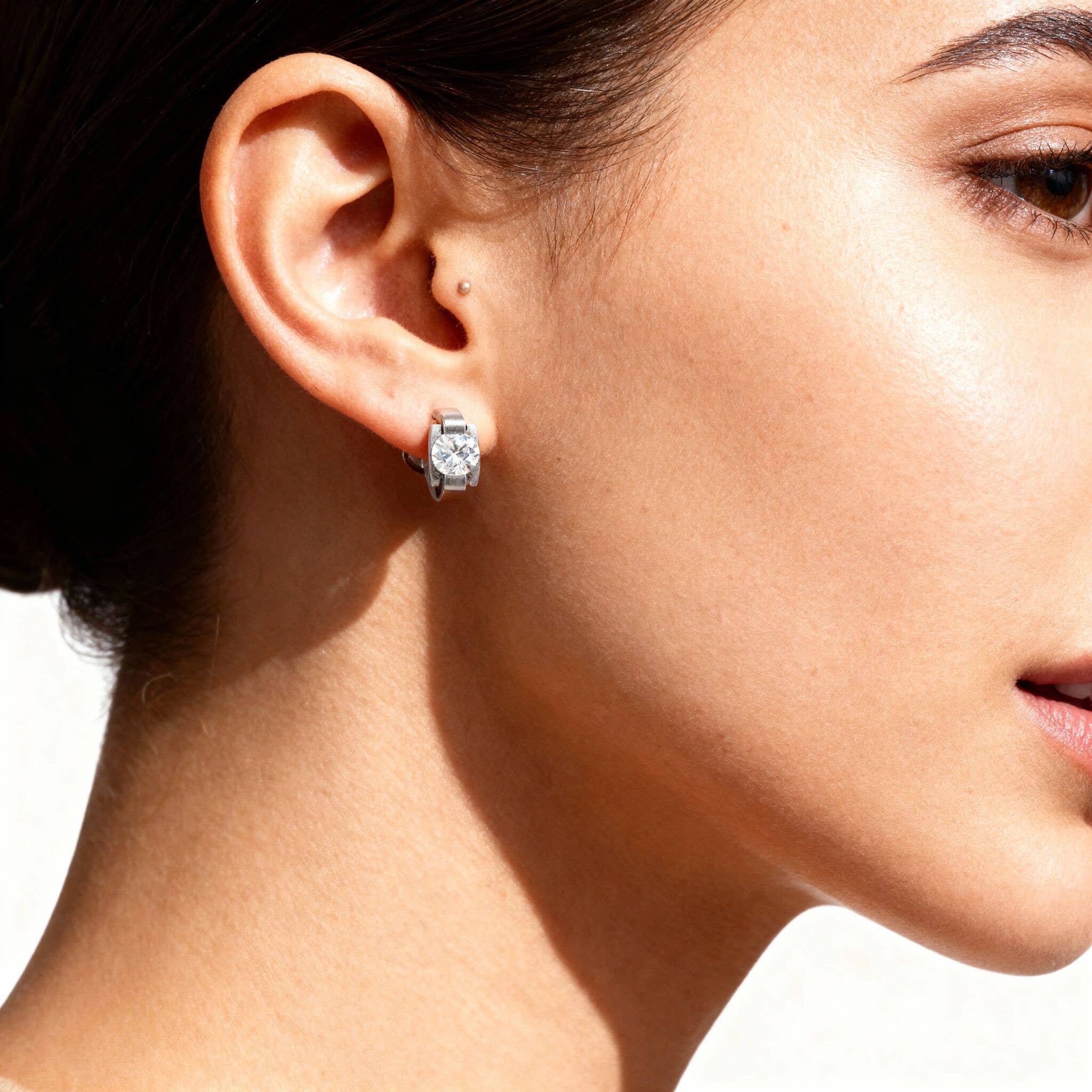 WJW - Vendita all'ingrosso Orecchini a bottone - Orecchini a perno in acciaio inossidabile con morsetto CZ al centro1