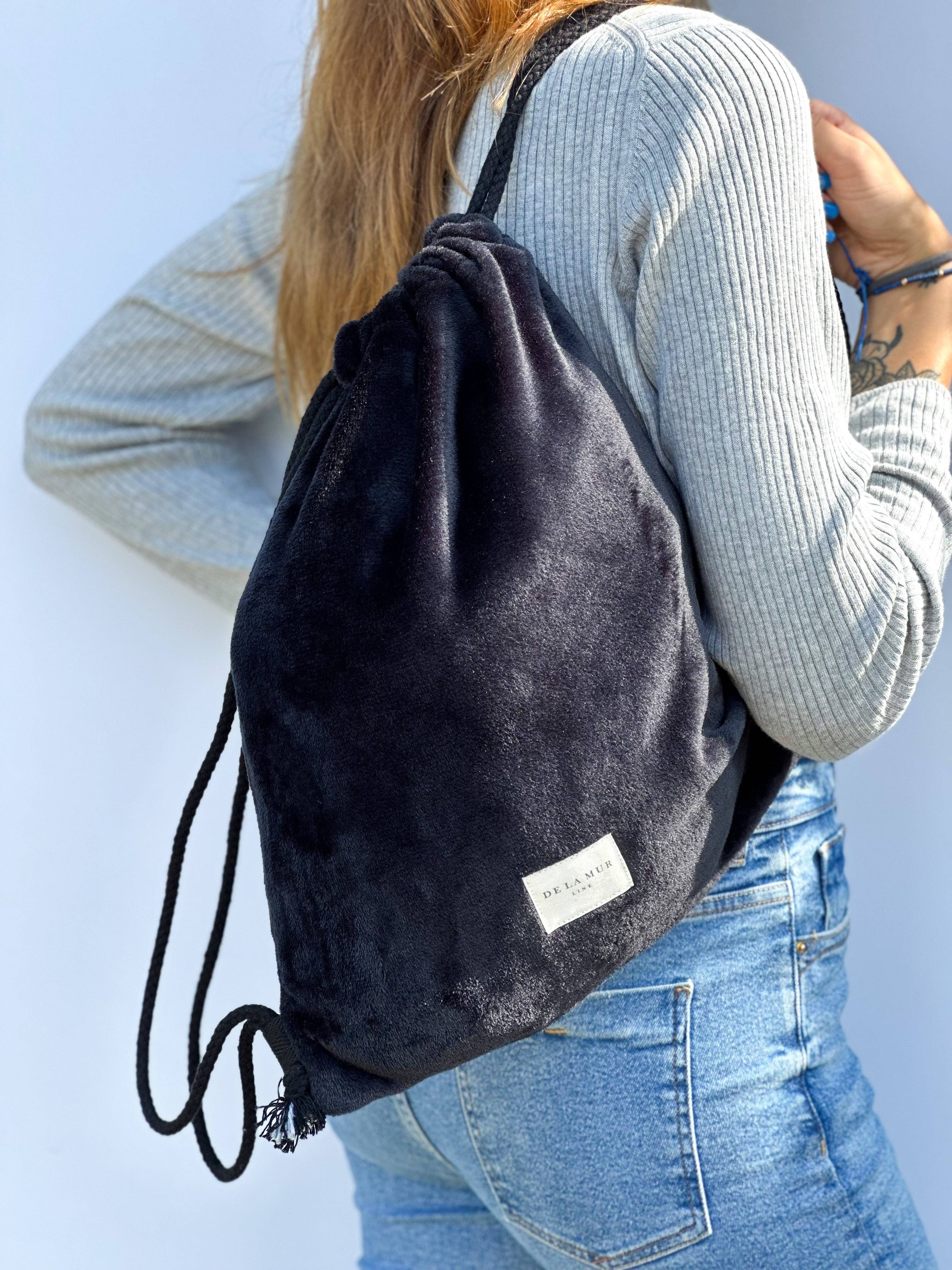 De La Mur - Vendita all'ingrosso Zaino - Donna - Zaino Cordas Noir con coulisse regolabile in pelliccia nera morbida1