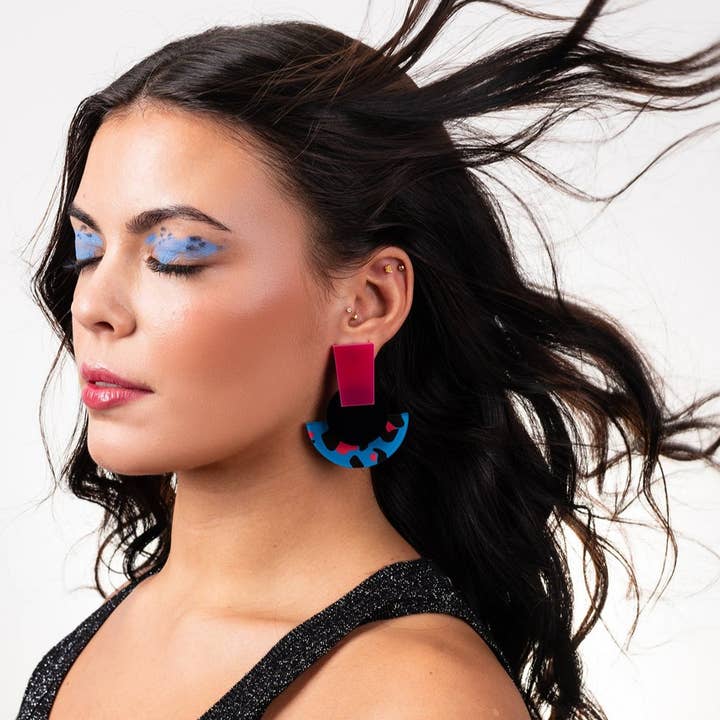 Geometriska örhängen med mönster och rosa/svart akryl för wholesale av Goiaba Design