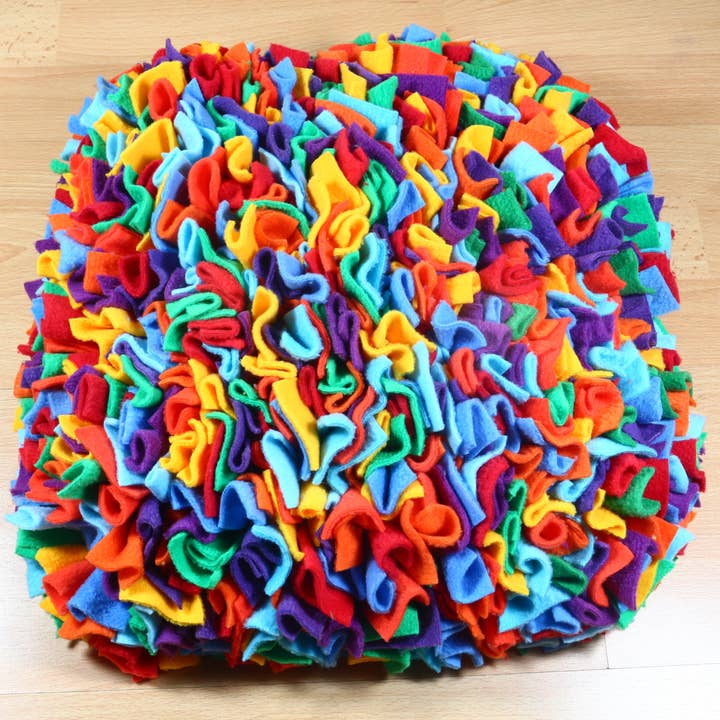 Snuffle matta i vilda regnbågsfärger för wholesale av Pawcord by Franzi