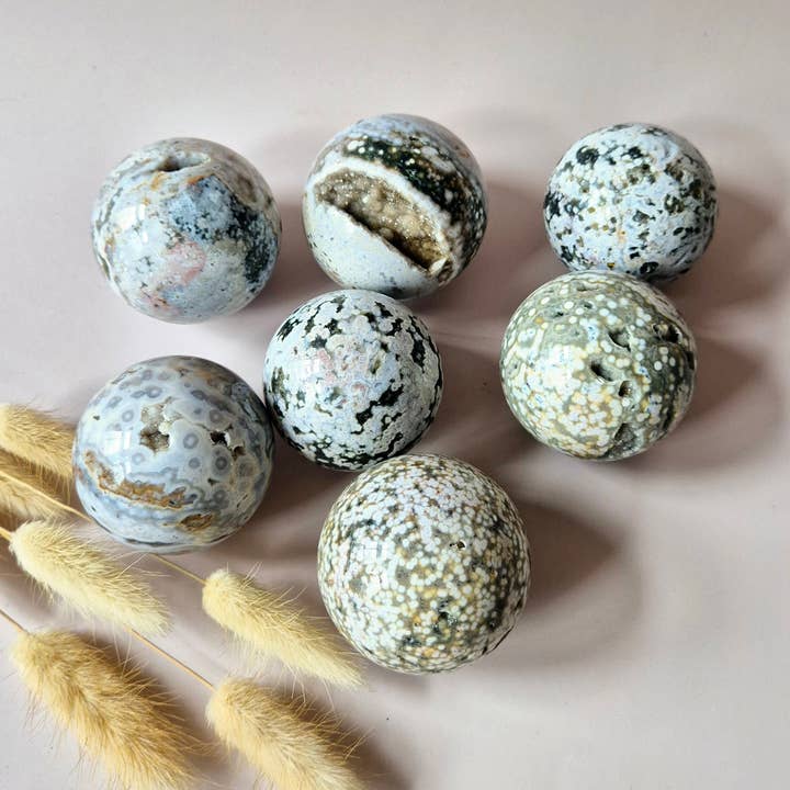 Krystalkugle Ocean Jasper Kugle – 50–60 mm – Druzy & Detaljer for engroshandel hos Moonlight Gemstones