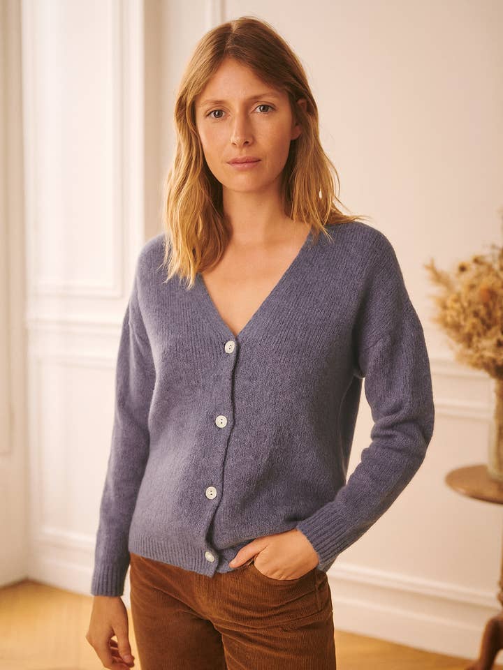 Plain knit V-neck cardigan with mother-of-pearl buttons PG2524 for wholesale by Pépouz' Paris