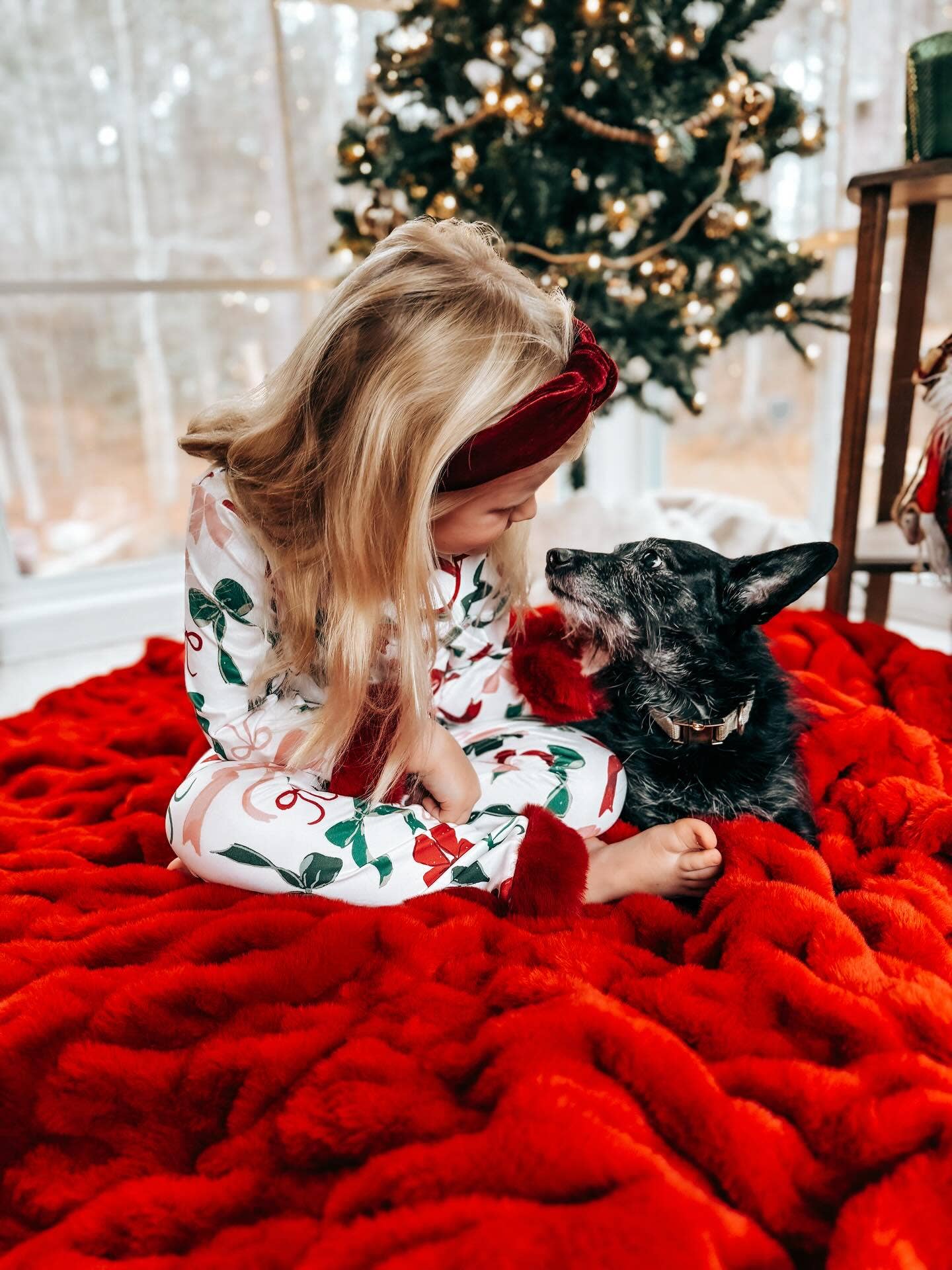 Rylee Faith Designs - Vente Haut et bas de pyjama – enfant - Ensemble de pyjama de Noël à imprimé nœud de fête – Vêtements de nuit confortables pour filles avec bordure rouge5