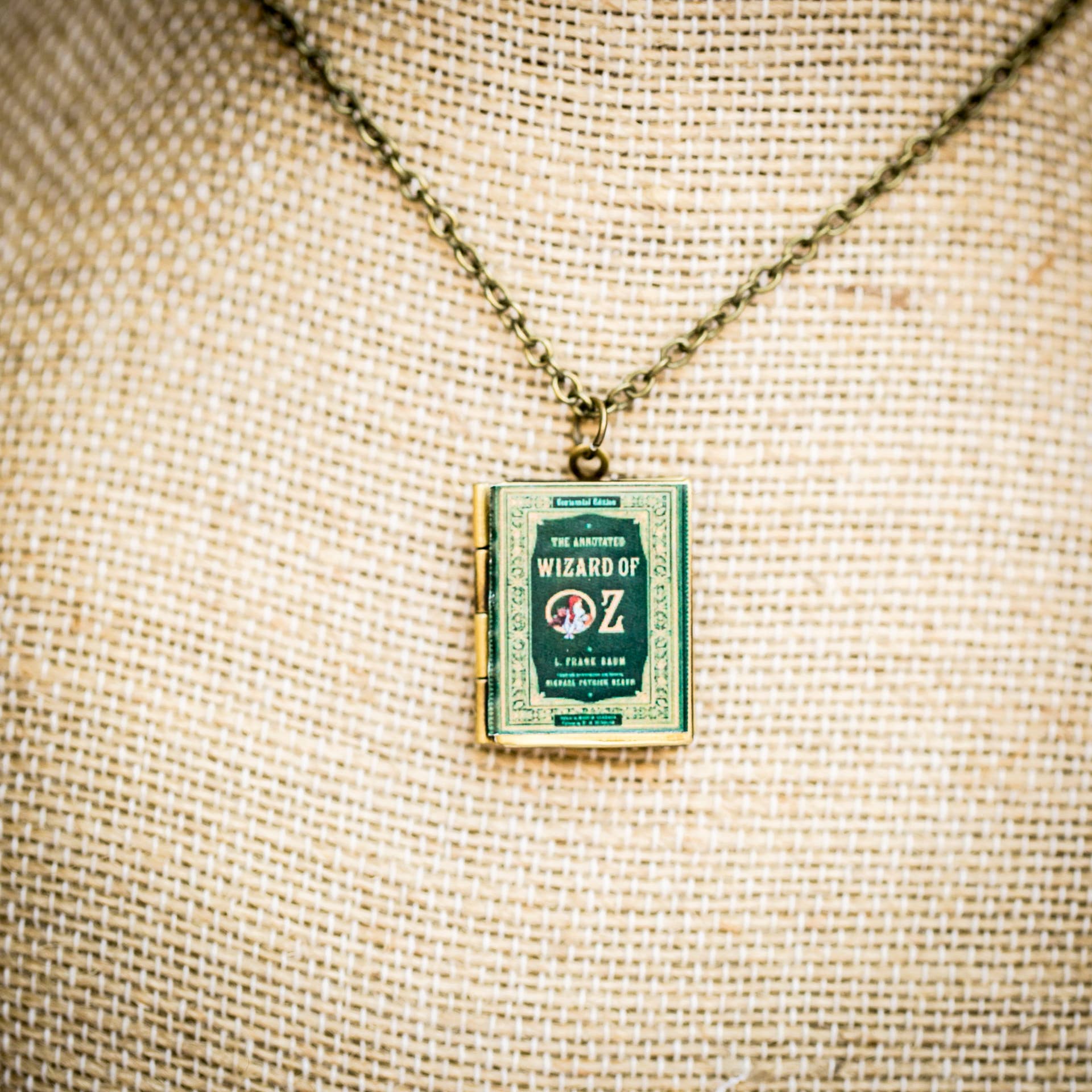 Adorned by Aisha - Vendita all'ingrosso Collane con medaglione - Collana con ciondolo libro stile Jane Eyre15