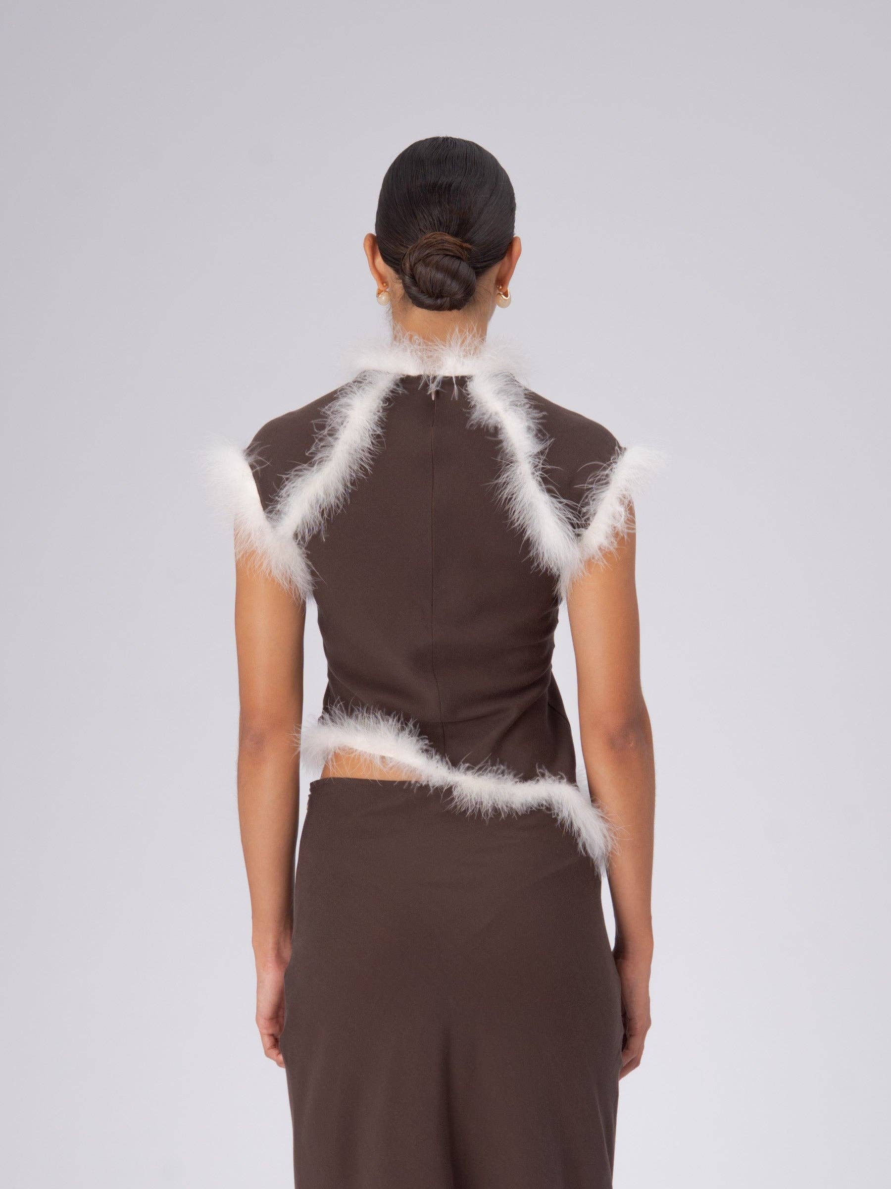 CARMEN SAYS – wholesale Blouse – Women’s – Top de plumas marrón balanceado4