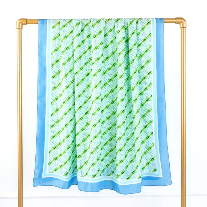 Seidenhalstuch mit blauem Medaillonmuster für den Großhandel von EVELYN & KATE