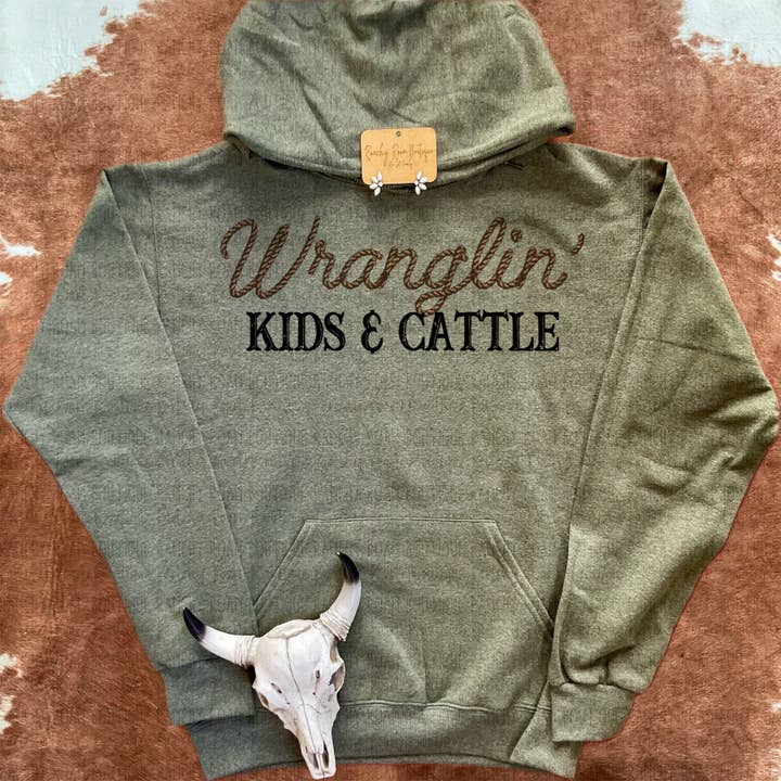 Trendy westernhoodie van Wranglin' voor kinderen en runderen voor wholesale door Ranchy Roan Boutique