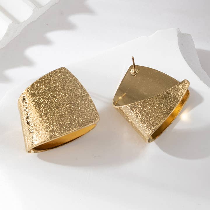 Textured square stud earrings - Chloé for wholesale by Lovelika