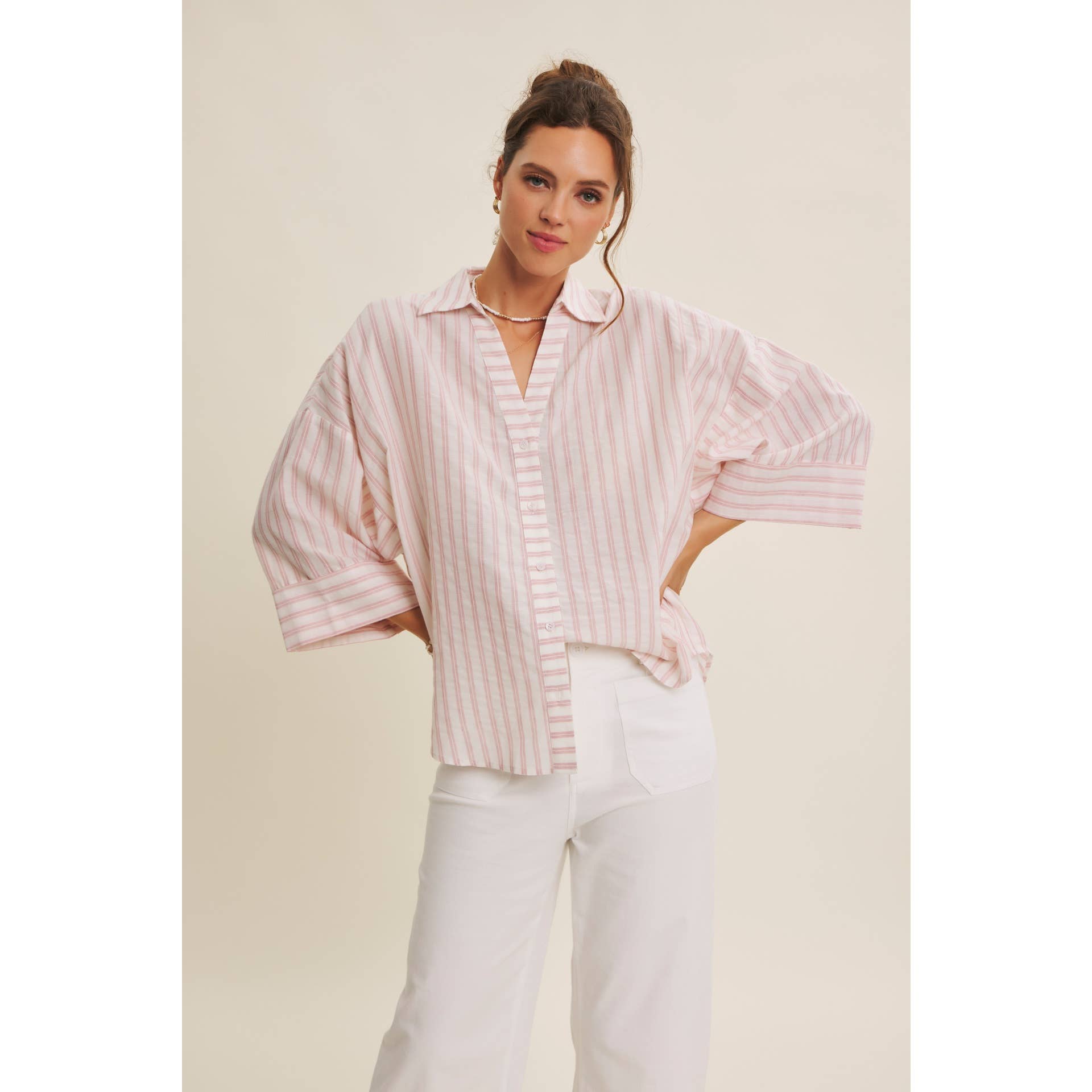 in february – Engroshandel Skjorte med buttondown – til kvinder – PERFEKT STRIBET SKJORTE MED KNAPPER OG BREDE ÆRMER TIL OVERGANGSPERIODEN3