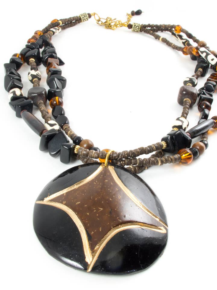 Safari nätter Multi Stand Halsband med en kokos hänge för wholesale av Maisha